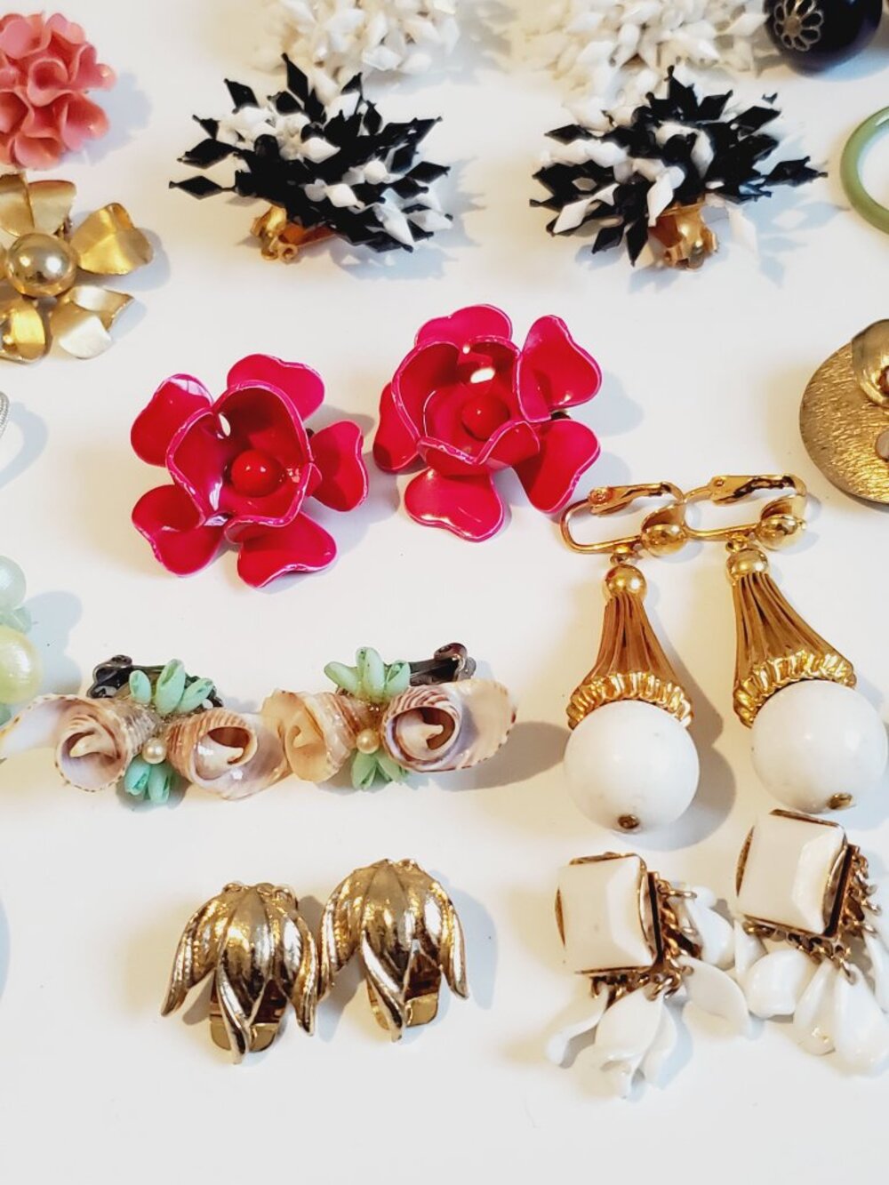 28 Pair of clip on Earrings , items # B-1002-1029, . wt. 289 grams. - Picture 3 of 16